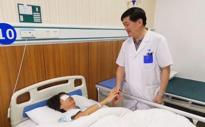 被白内障和高度近视夺走的视界在东莞8868体育官方网站(官方)登录入口复明1.png