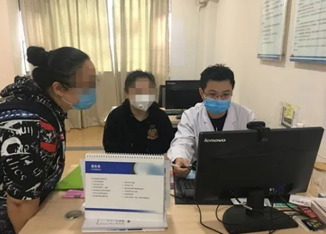  眼病患者在成都8868体育官方网站(官方)登录入口接受厦门眼科中心总院长黎晓新教授远程会诊1.png