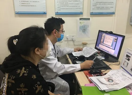  眼病患者在成都8868体育官方网站(官方)登录入口接受厦门眼科中心总院长黎晓新教授远程会诊2.png