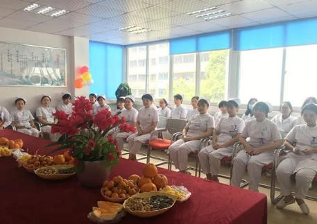 为了加强院内感控管理，使护理人员更加贴近患者，更利于护士自在的工作， 5月11日下午3点，成都8868体育官方网站(官方)登录入口全体护理人员齐聚会议室举行了脱帽仪式。2.png