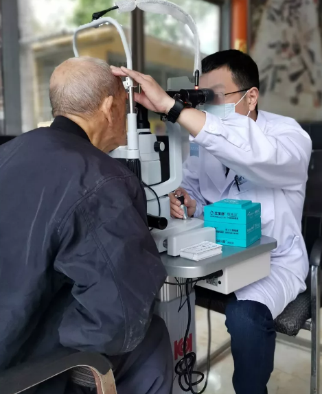 爱心传递进公园——莆田眼科医院爱眼护眼暖人心在凤凰山公园开展了“护眼爱眼进公园，情意暖人心”活动，主要服务项目包括眼视力测试、眼压、裂隙灯检查及白内障、翼状胬肉等眼科疾病筛查、眼保健咨询服务等2.png