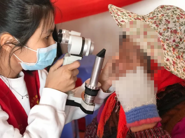 高山上的一抹志愿红—— 厦门眼科中心凤凰花“光明先锋”志愿服务队走进高山村落5.png