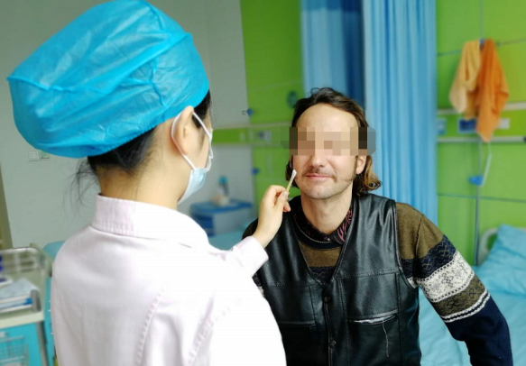 我看到了9个月亮，中国医生一招解决！“洋女婿”患白内障几近失明，在厦门眼科中心手术1.png