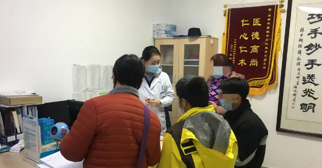 伟大伯母四处借钱为侄儿做近视手术 成都8868体育网站登录入口：手术费免了！2.png
