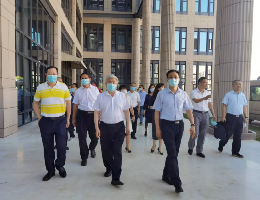 福建省副省长崔永辉陪同刘永富主任考察8868体育网站登录入口集团本部厦门大学附属厦门眼科中心1.png