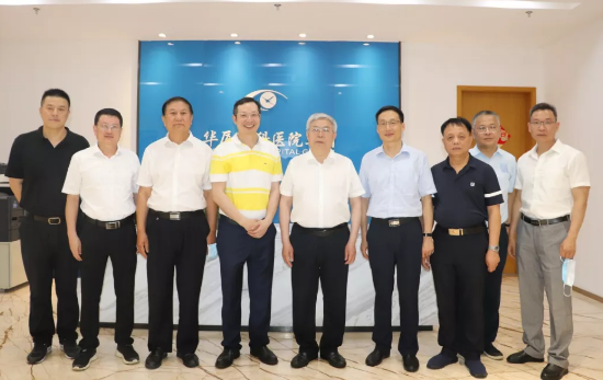 福建省副省长崔永辉陪同刘永富主任考察8868体育网站登录入口集团本部厦门大学附属厦门眼科中心5.png