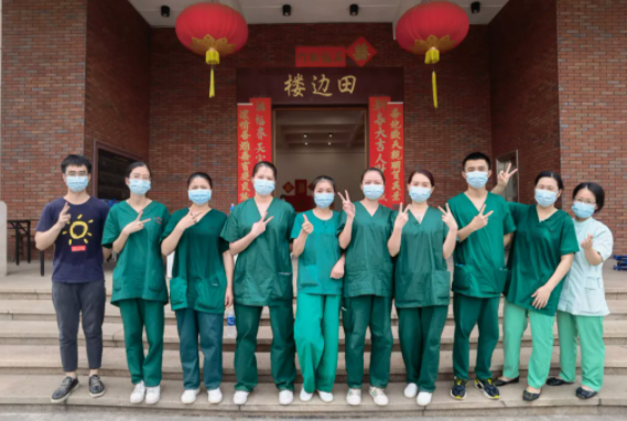 再获央媒报道点赞！8868体育网站登录入口医护团队用行动诠释战疫“最美身影”7.png