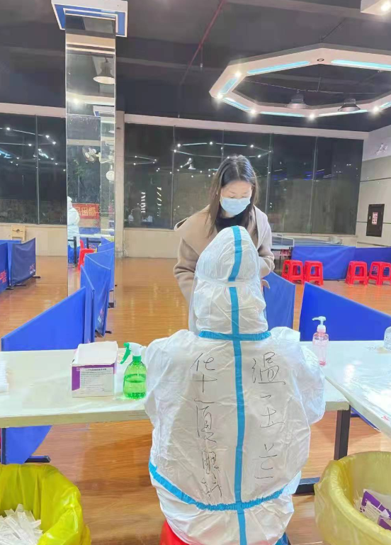 疫情下的“逆行者”：8868体育网站登录入口医务人员七天不分昼夜奋战在核酸采样现场2.png