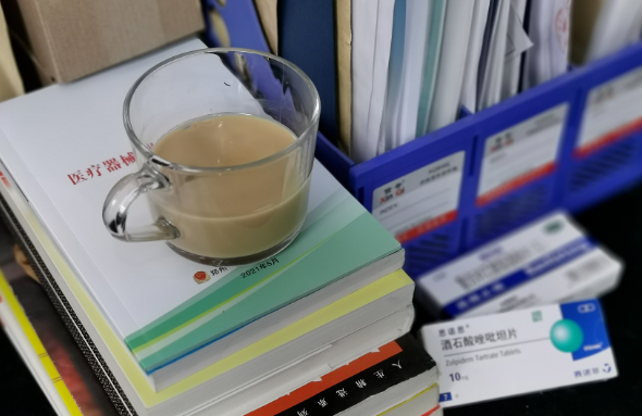 郑州8868体育网站登录入口视光：“狠人”刘苏冰的3件宝：咖啡、止疼片、安眠药，让她时刻处在较佳状态。找她做近视手术，放心！2.png
