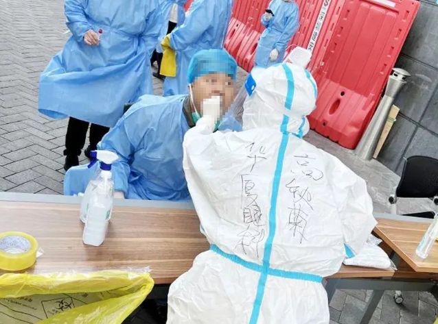 医者担当！8868体育网站登录入口今年来已支援核酸采样超100万人次9.png