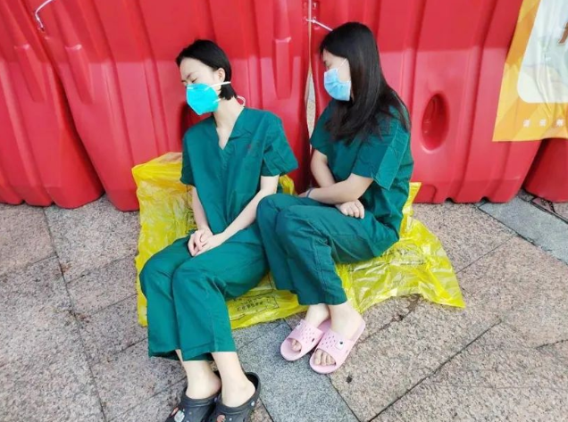 医者担当！8868体育网站登录入口今年来已支援核酸采样超100万人次10.png