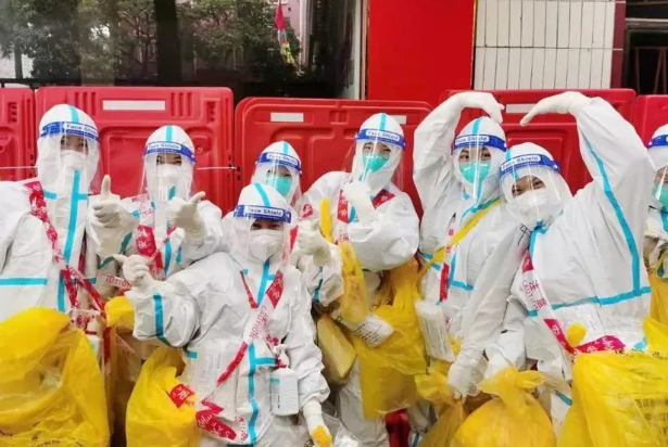 医者担当！8868体育网站登录入口今年来已支援核酸采样超100万人次19.png