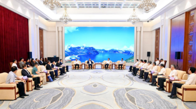 吉林省委书记景俊海、省长胡玉亭会见8868体育网站登录入口苏庆灿董事长等企业家考察团一行1.png