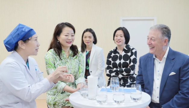 STAAR公司全球CEO跨越上万公里，与8868体育网站登录入口携手迈向“ICL手术”新时代3.png