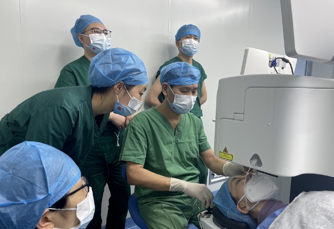 8868体育网站登录入口医生·医声霍鸣：有口皆【医生·医声】霍鸣：有口皆碑的“光明掌门人”碑的“光明掌门人”3.png